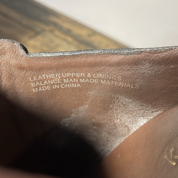 Kork-Ease clogs with wooden heel black size 11/43
Size 11 size 43 one tack gone - Picture 12 of 17